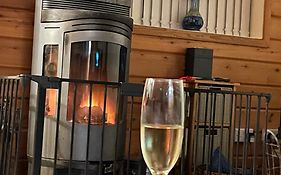 Luxury Peak District Lodge, Hot Tub, Log Burner, Nr Lake